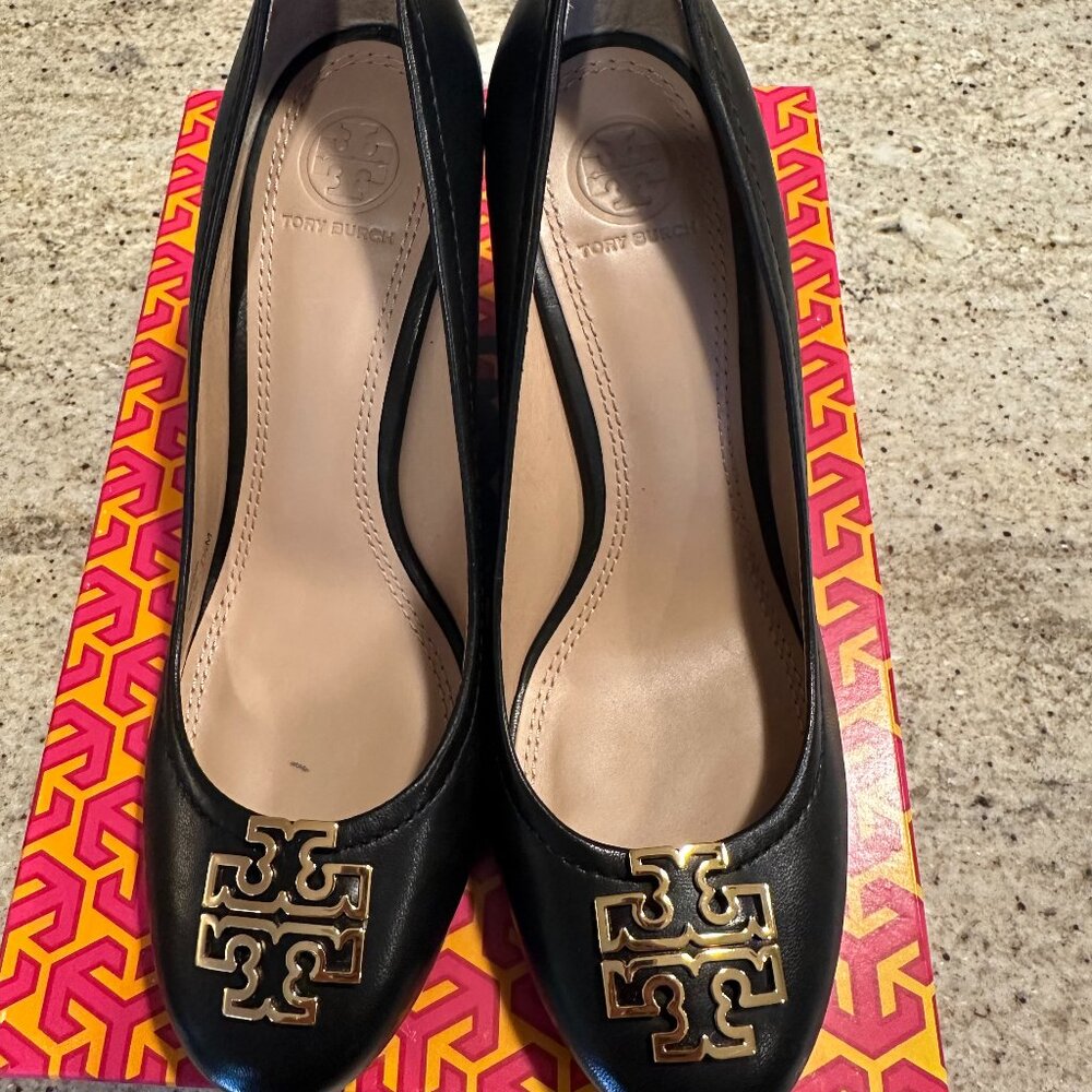 Tory Burch black/gold Melinda 85 mm wedge pump size 7.5
